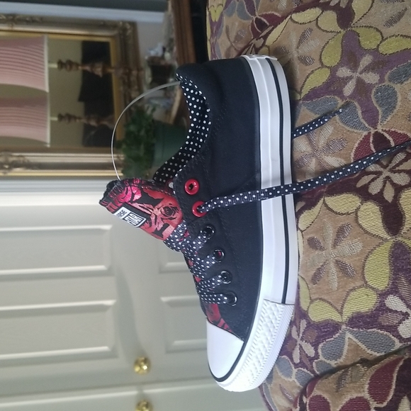 Converse Rose Sneakers - Picture 2 of 8